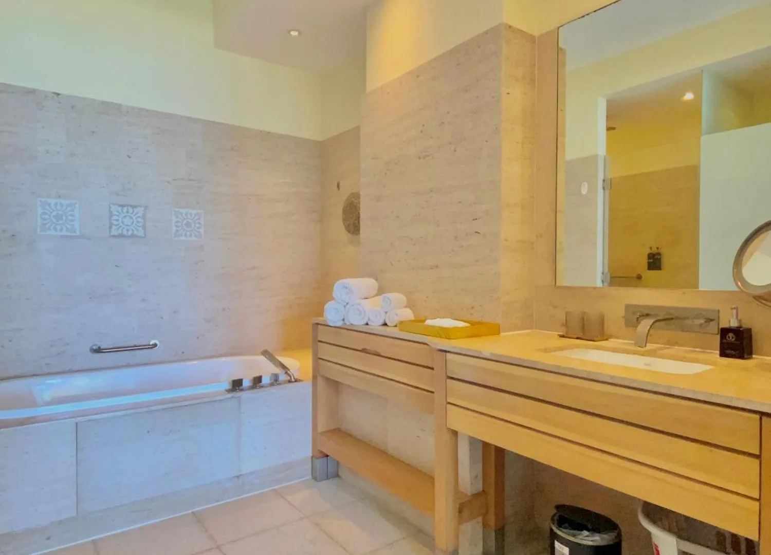 Luxury Beach Apartments Located In 5-Stars Resort - Free Use Of Resort'S Facilities Da Nang