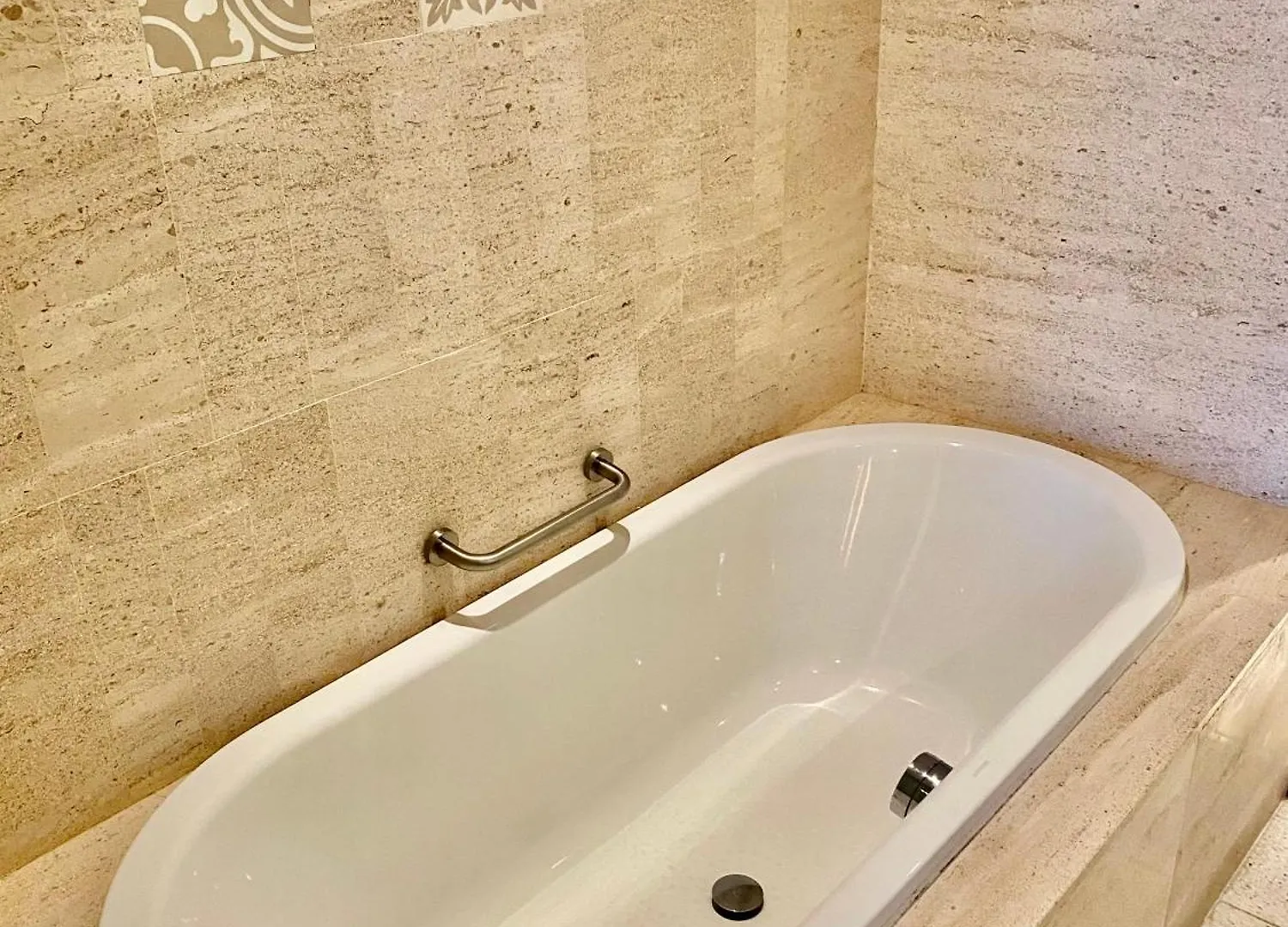 Luxury Beach Apartments Located In 5-Stars Resort - Free Use Of Resort'S Facilities Da Nang