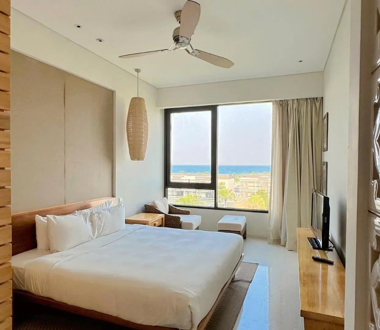 Luxury Beach Apartments Located In 5-Stars Resort - Free Use Of Resort'S Facilities Da Nang