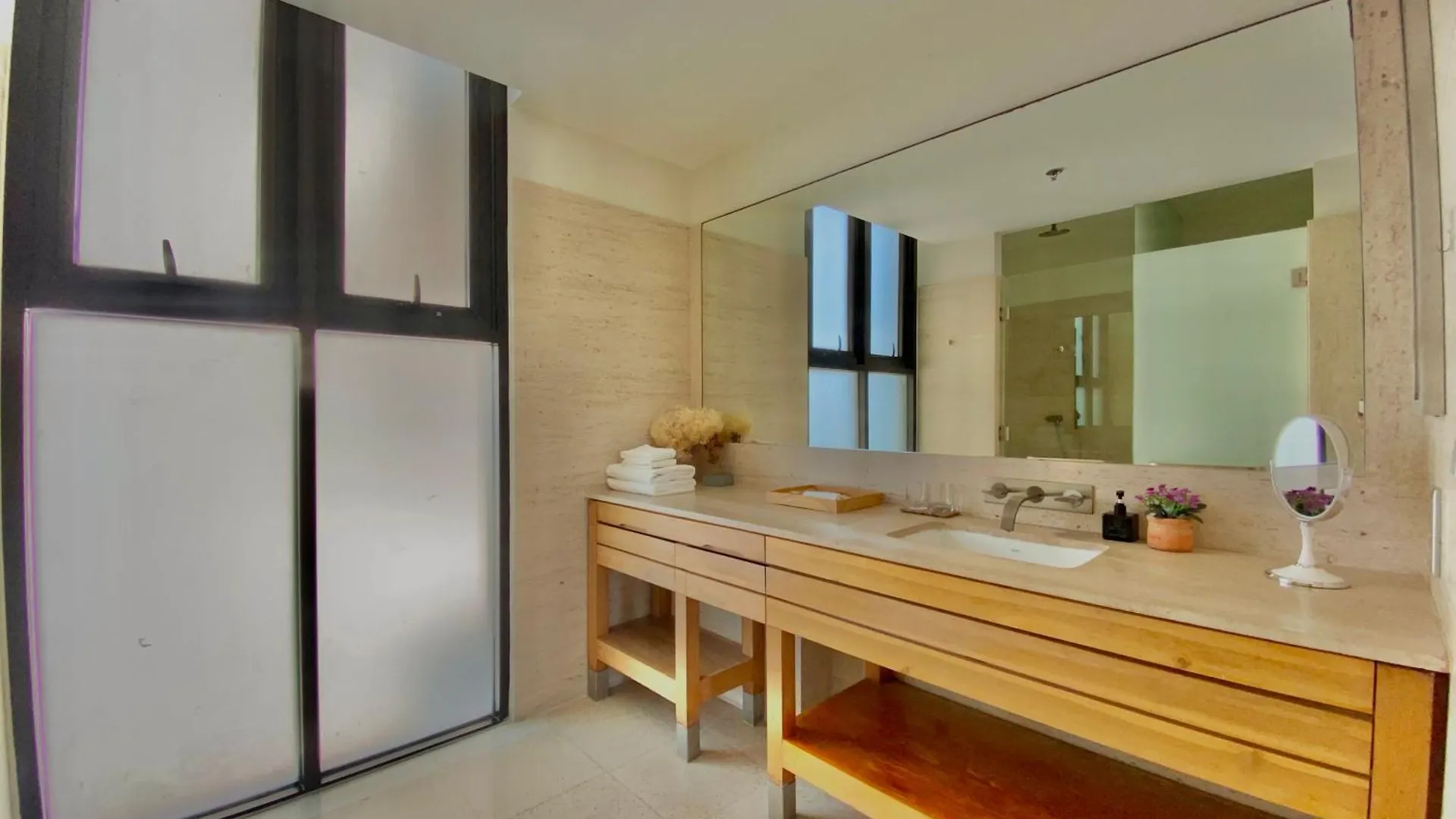 Luxury Beach Apartments Located In 5-Stars Resort - Free Use Of Resort'S Facilities Da Nang