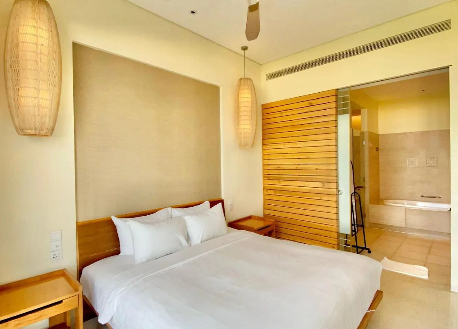 Luxury Beach Apartments Located In 5-Stars Resort - Free Use Of Resort'S Facilities Da Nang